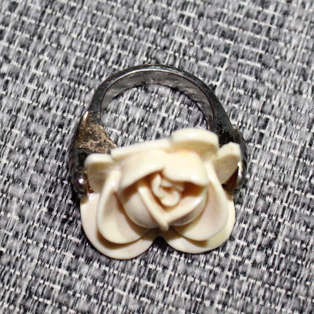 Flower ring - Picture 2 of 3